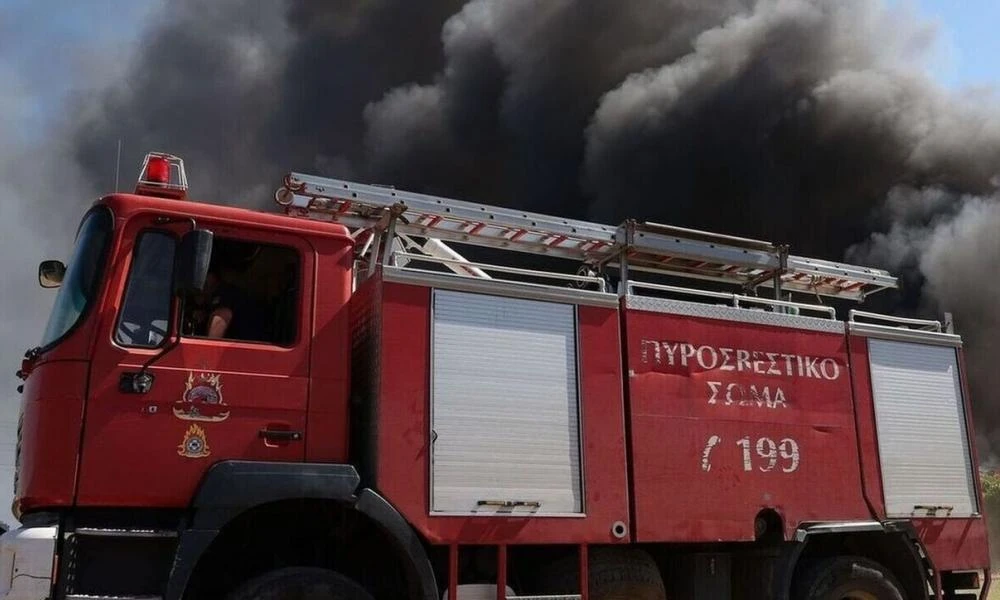 Φωτιά στον Βαρνάβα που ξεκίνησε από κολόνα του ΔΕΔΔΗΕ